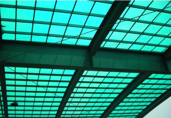 新安裝的PC耐力板為什么會裂開？